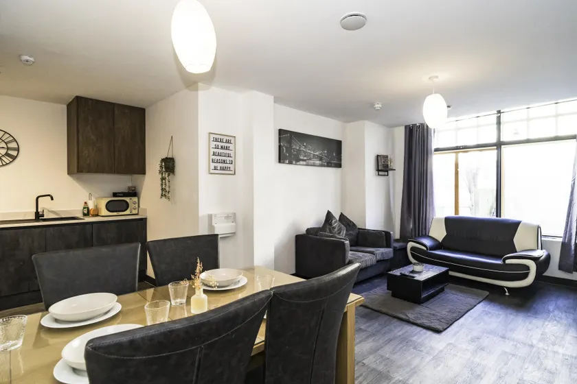 6 Di's Residence - Image 1