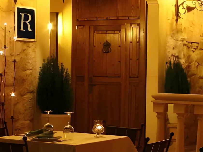Hotel Puerta Sepúlveda - Image 1