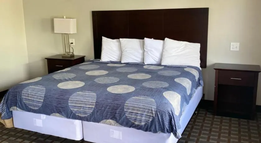 New Budget Inn - Image 1
