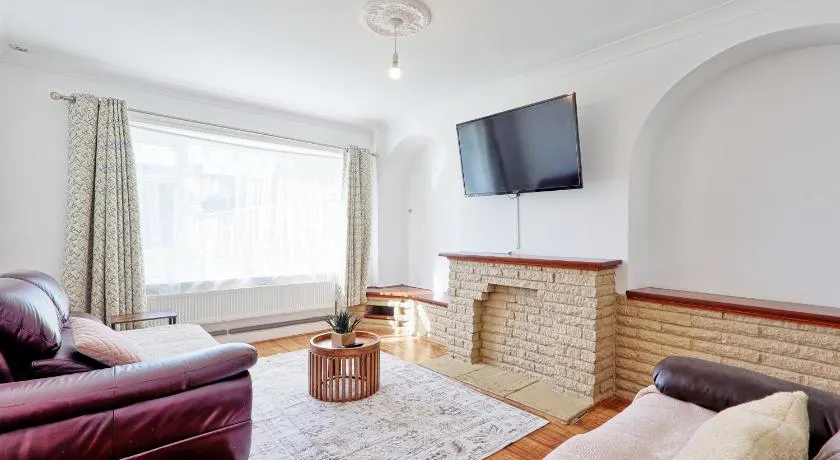 Bright & Spacious 2BR Retreat in Tilbury - Image 1