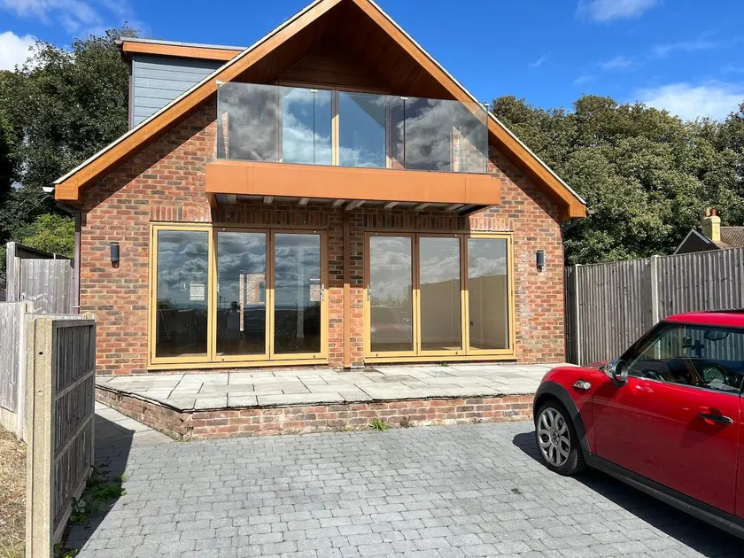 4 Bed House - Hill top views - 3 car driveway - Image 1