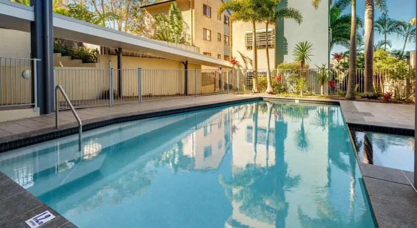 Ocean Breeze Retreat: Kings Coastal Apartment - Image 1