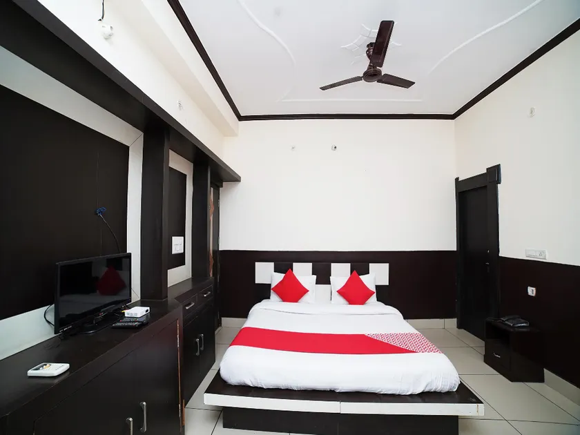 OYO 40981 Hotel Kamal Regency - Image 1
