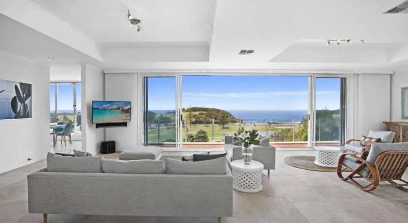 Amazing Views, Luxury Apartment, Easy Walk To Terrigal Village - Image 1