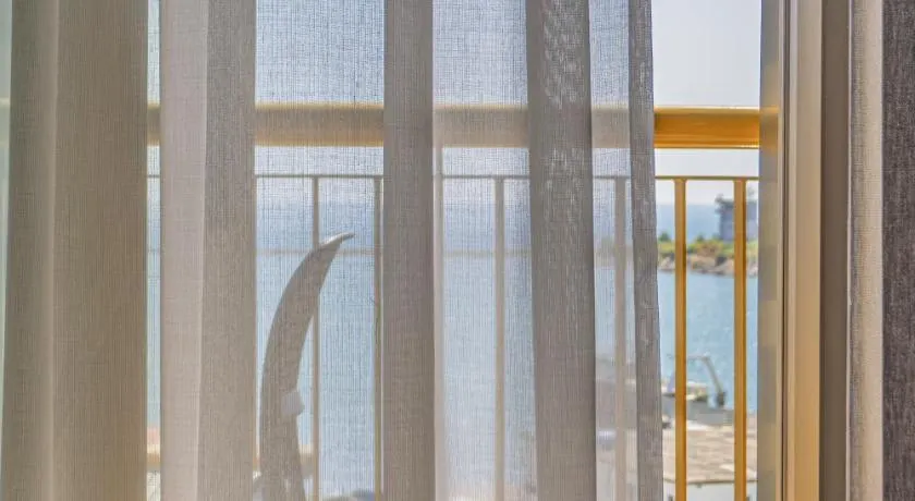 Harbour Boutique Hotel - Image 1
