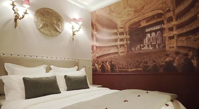 Palais royal apartment - Image 1