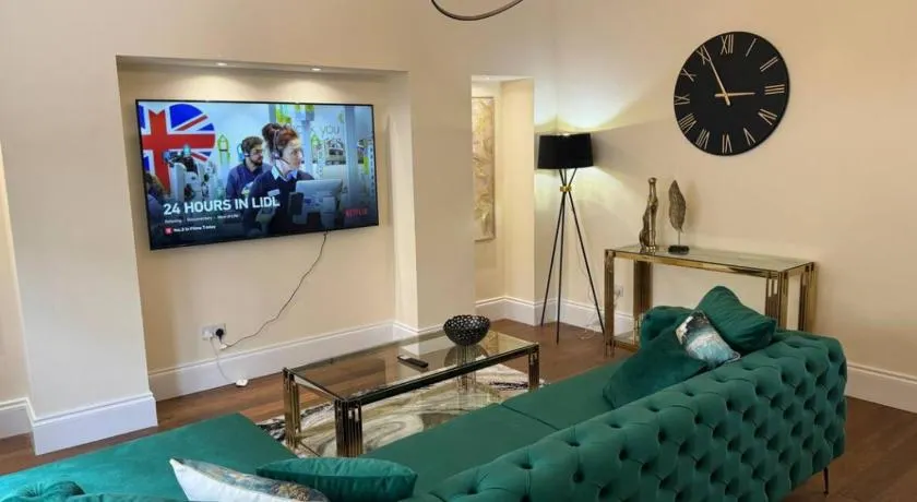 Glasgow Central Paradise - Spacious 3- Bed House - Image 1