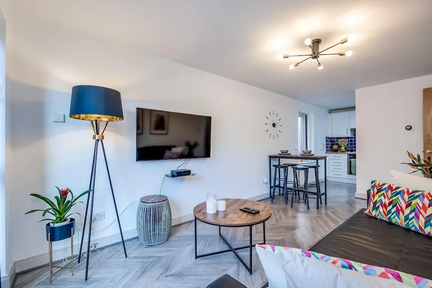 Stylish Belfast City Centre 2 Bedroom Apt Free Parking - Image 1