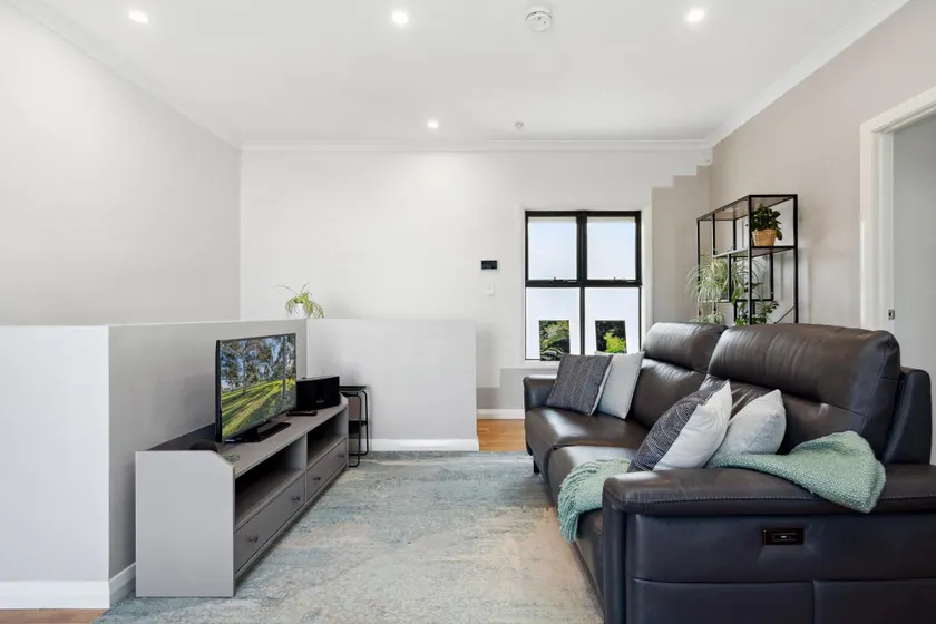 Bright 2-Bed Townhouse with Balcony & Garage - Image 1