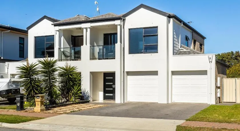 Swainson on 1 Lexington - 200m to Beach! - Image 1