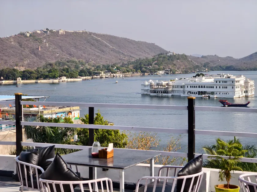 Hotel Lake Star Bistro - Image 1