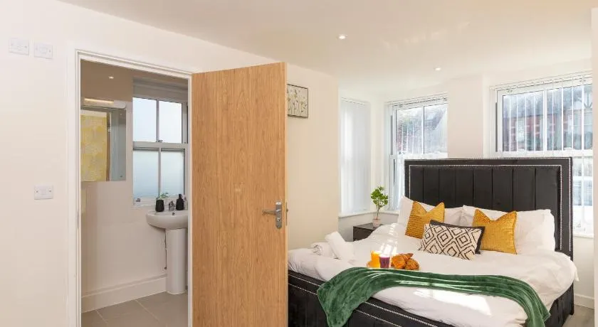 The Phantom Apartment 1 minute walk to JR, Churchill Manor Nuffield Hospitals Oxford B Uni, Sleeps 5 Guests comfortably very modern 2 rooms 3 bathrooms Private Garden - Image 1
