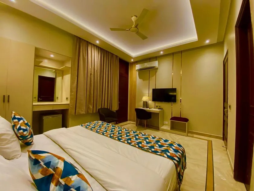 Luxury Bath Tub Bed & Breakfast in Greater Kailash - Image 1