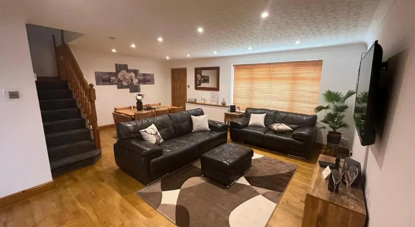 Wilford Charm Spacious 3BR Retreat in Nottingham - Image 1