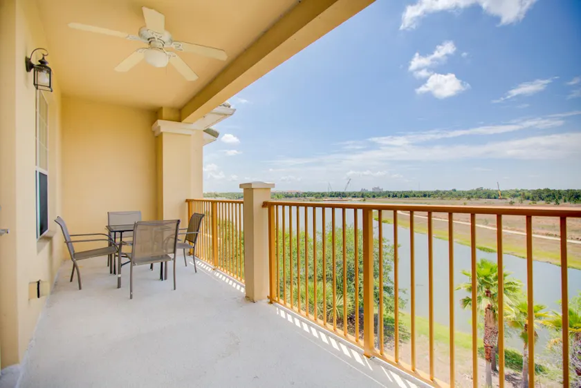 Top-Floor Luxurious LAKEVIEW Condo - Image 1