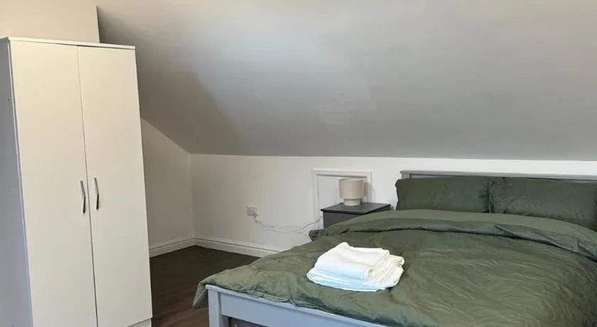 EM HOME - Room 4 - Image 1