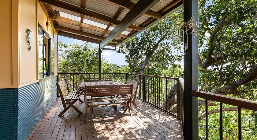 COASTING - Straddie Style Beach House - Image 1