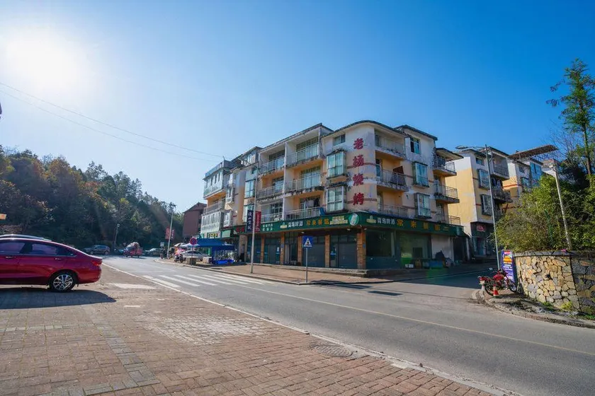 ShanHe Holiday Hotel - Image 1