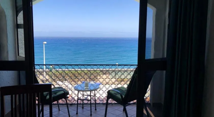 Appartement entièrement équipé avec piscine, internet haut débit et jardin | Vue plage | À côté de la plage | Idéal pour le télétravail - Image 1