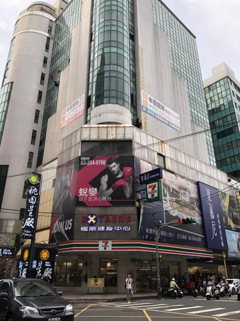 Honest & Warm Hotel - Image 1