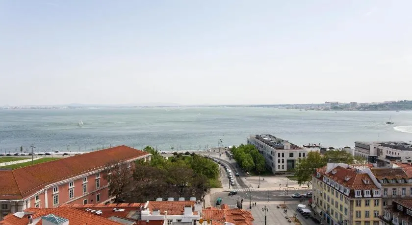 Chiado River View Deluxe Apartment - Image 1