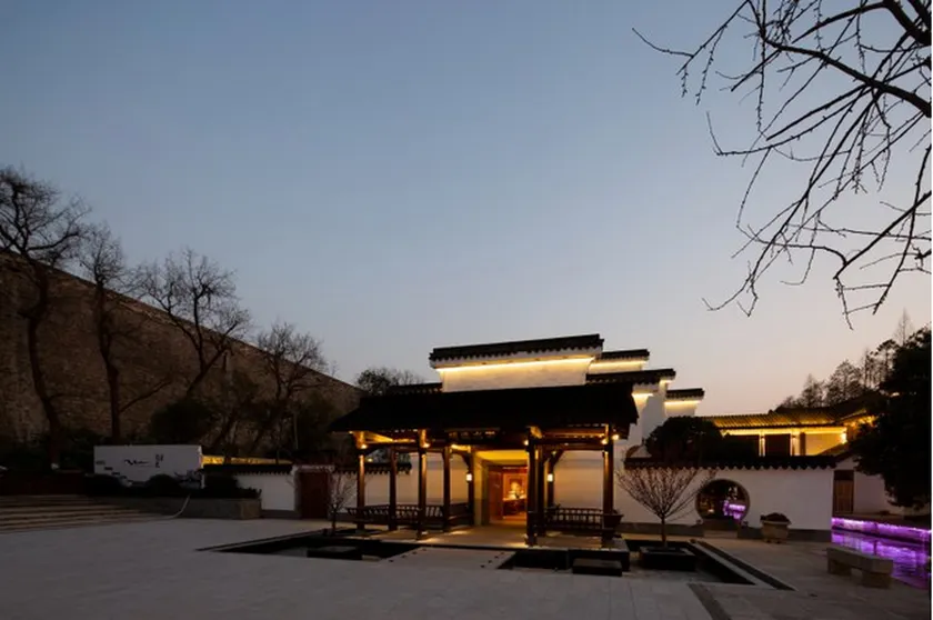 Yihe Riverine Hotel - Image 1