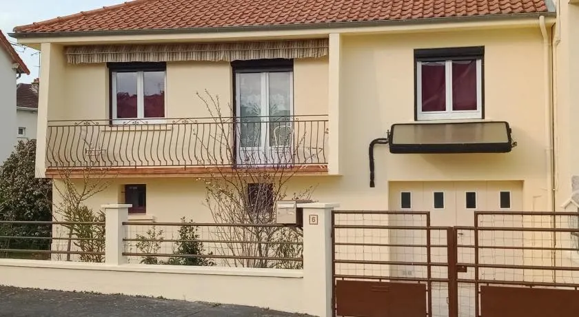 Maison entière avec parking, garage et jardin - Image 1