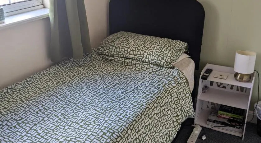 Small but bright single room not far from City Centre - Image 1