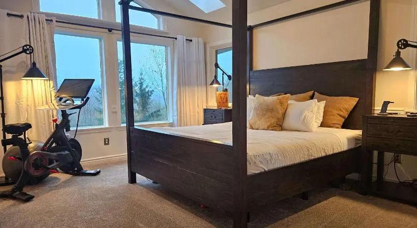 Mt View Private Bedroom Suite w Hot Tub and Arcade - Image 1