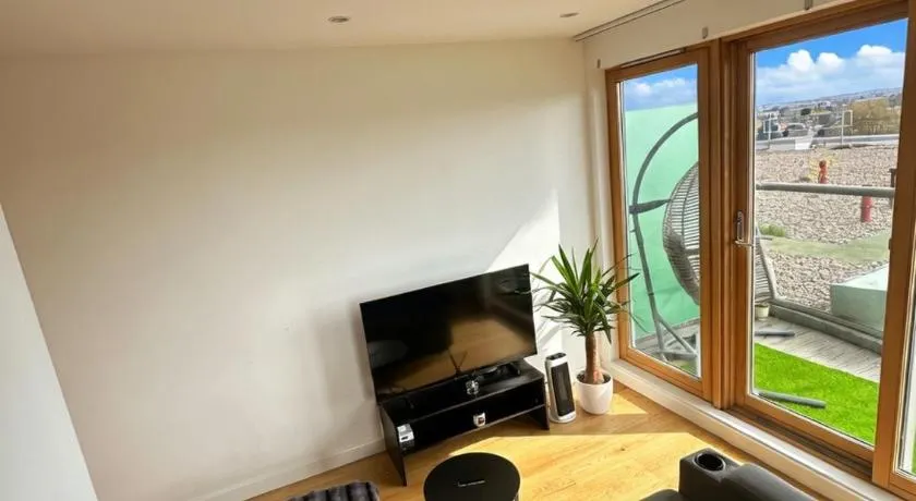 Modern Prime Apartment - 20 mins to Central London - 15 mins to Gatwick Airport - Image 1