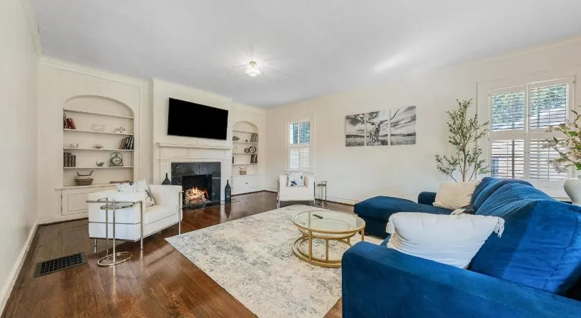 Group Getaway in a Grand Historic Home 15 minutes to Fort Benning Sleeps 10 - Image 1