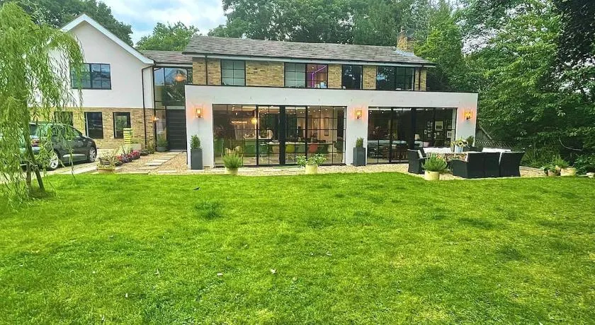 Lovely large modern home in private wooded estate - Image 1