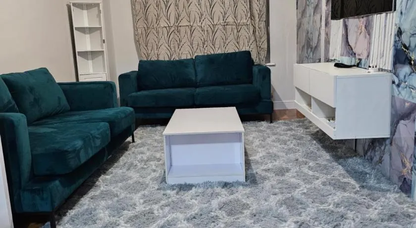 Three bedroom house with a park - Image 1