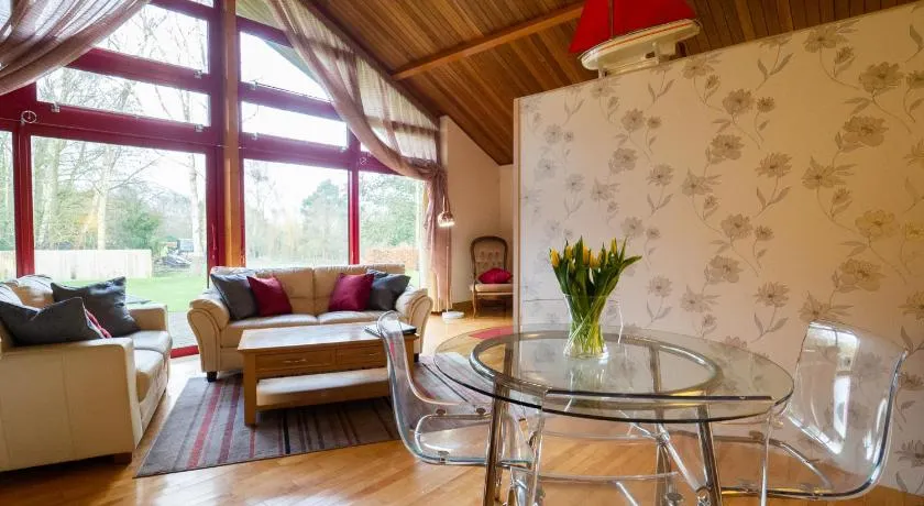 Surlingham Lodge Studio Large Family Cottage - Image 1