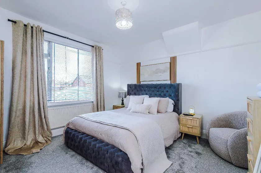 Luxury 3-Bed Apt with Terrace |  7 Mins to Airport - Image 1