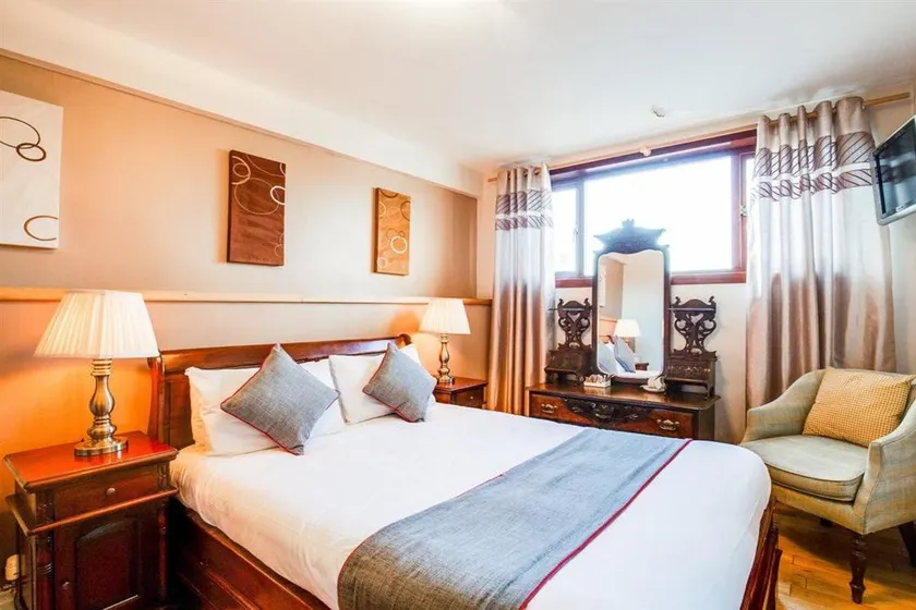 Drummonds Hotel & Steakhouse - Image 1