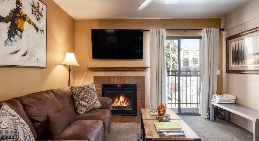 Great Location, Sleeps 4, 5 min drive to Ski & Bike Access, Shared Pool! - Image 1