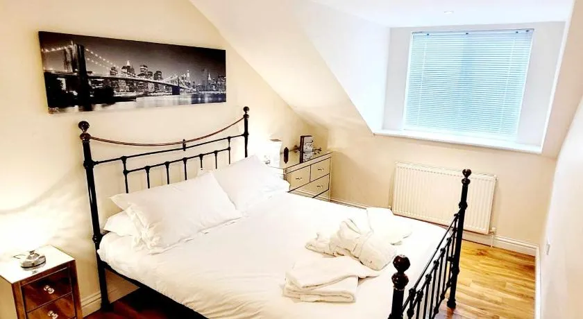 Apartment 4 - striking, 2 bedroom luxury apartment - close to town, mainline rail & theatre - Image 1