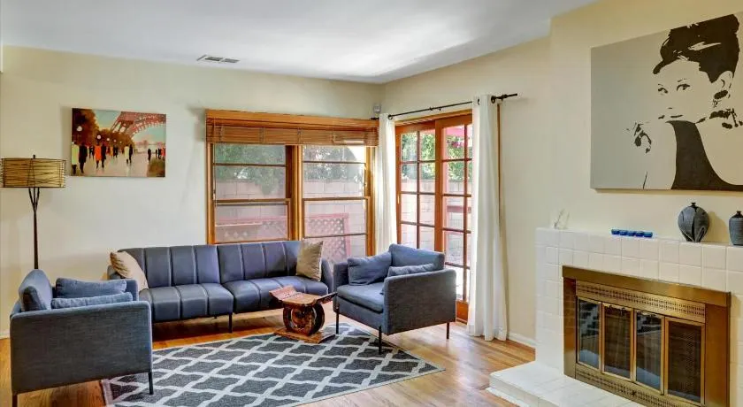 Entire House,Convinient location in Los Angeles , near Universal, Hollywood, Pets Friendly, Free WIFI - Image 1