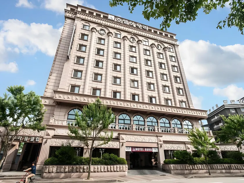 Aura Tourist Hotel - Image 1
