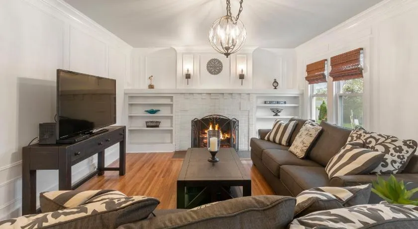Charmig Downtown Lake Geneva Bungalow, steg till butiker, restauranger och strand - Image 1