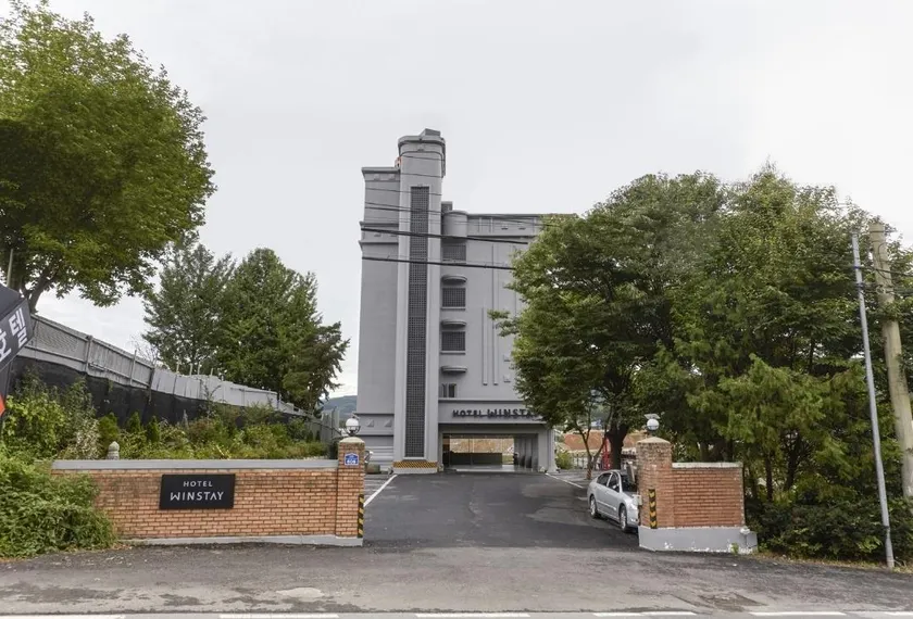 Hotel Winstay - Image 1