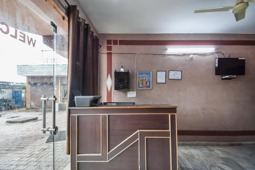 OYO Flagship Vibes Hotel - Image 1