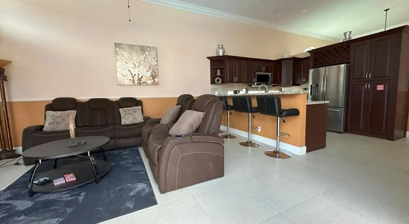 Luxurious 4-Bedroom House with Pool - Image 1