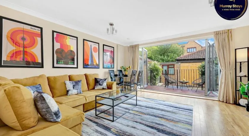 Charming 3 Bedroom House Short Term Rental & Flexible Renting Canary Wharf With Free Wifi & Garden - Image 1
