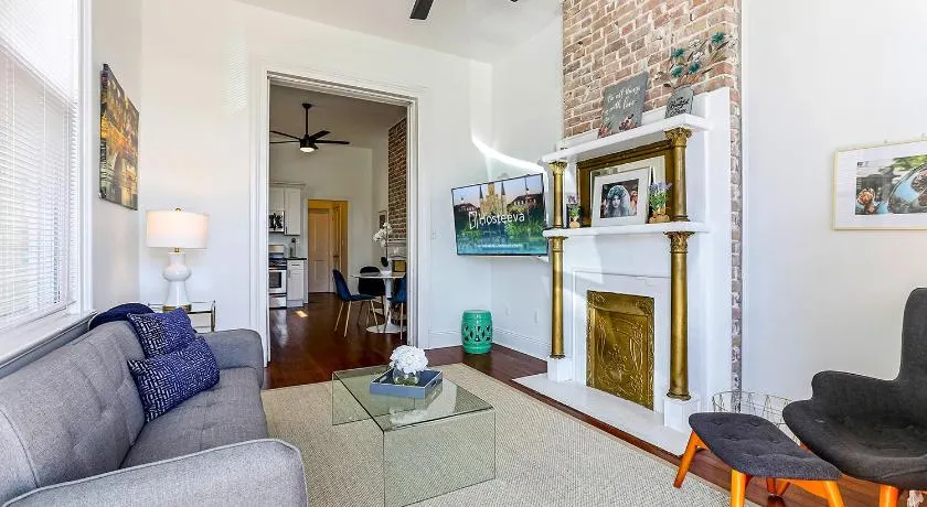 Private 2BR in Uptown by Hosteeva - Image 1
