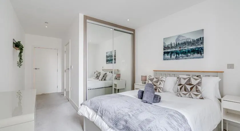 Cozy London Apartment with 2 Bedrooms - Image 1