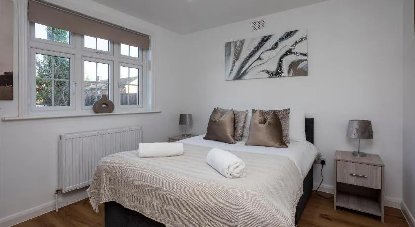 Woodfield Cottage Crawley 3 BR,Parking,Wifi,Garden, nearby Gatwick Airport, Contractor friendly, temporary relocations, business travellers, families - Image 1