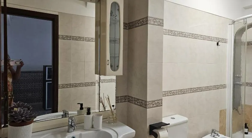 Light Spacious Almada Apartment - Image 1