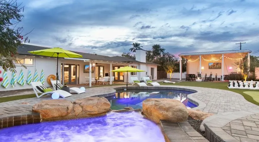 Hotel Homes - The Camelback Manor - Image 1